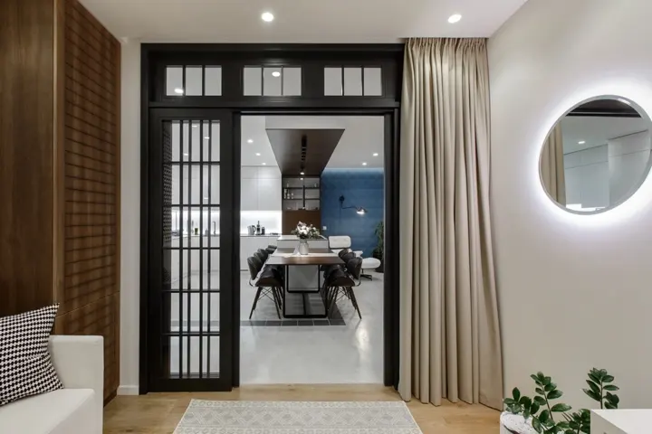 Cửa ra vào phòng khách bằng kính không cản đường đi của ánh sáng