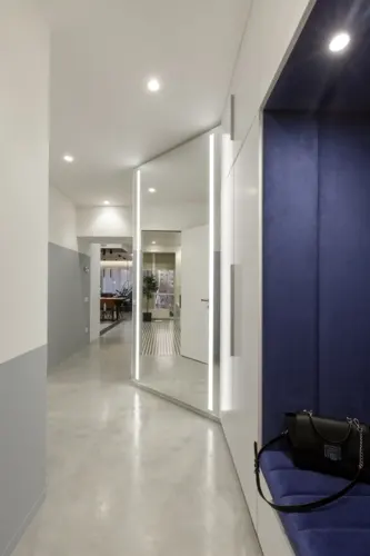 Một chiếc gương gắn đèn theo chiều dài của gương khiến không gian hẹp có cảm giác lớn hơn