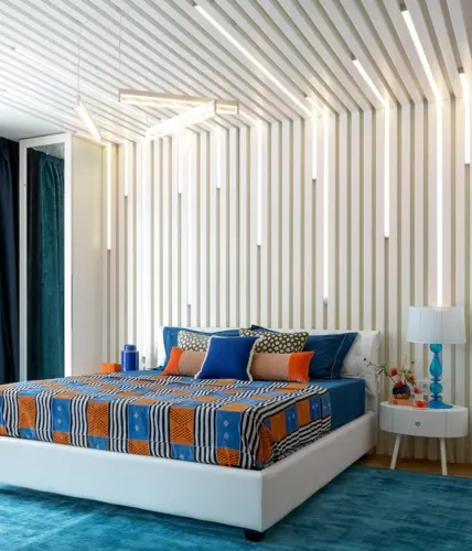 Bức tường đầu giường lắp đặt thêm hệ thống đèn Led đầy nghệ thuật
