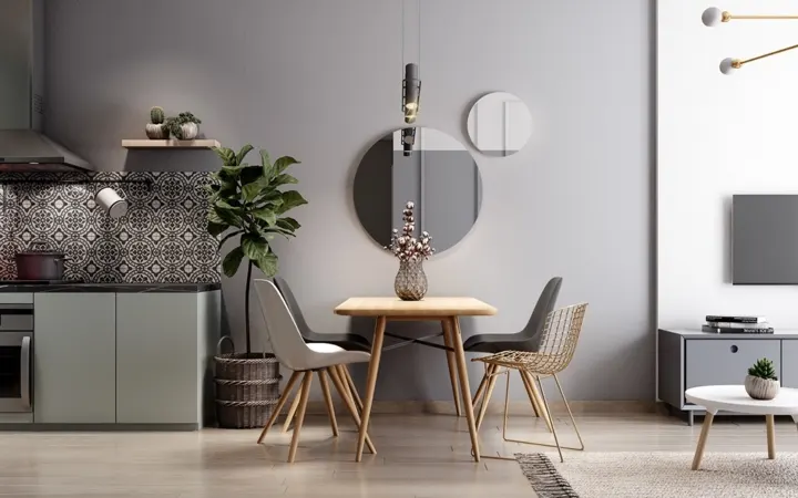 Dù cuộc sống bận rộn nhưng chủ nhân vẫn không bỏ quên bữa ăn cuối ngày tạo sự gắn kết giữa các thành viên. Đèn mặt dây chuyền và bàn ăn gỗ đơn giản nhưng gần gũi kéo mọi người xích lại gần nhau