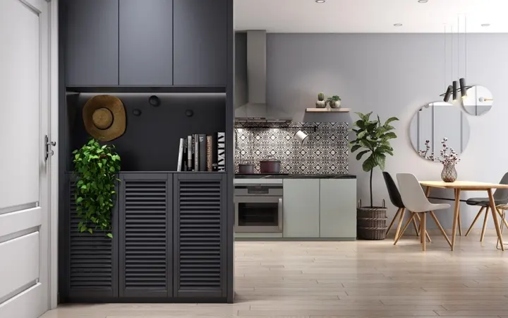 Một tủ lưu trữ màu đen đã được gắn cố định góc bên phải cửa ra vào để tạo thành một hành lang nhỏ