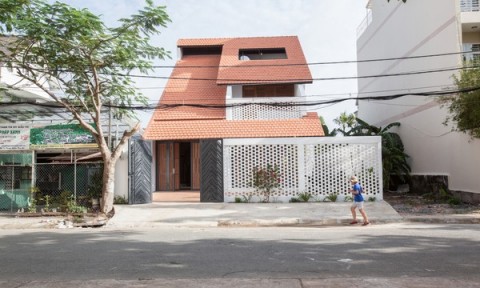 Tile Roof House – Ngôi nhà mái ngói hoài cổ giữa Thành phố Hồ Chí Minh hiện đại
