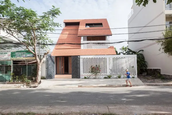Tile Roof House – Ngôi nhà mái ngói hoài cổ giữa Thành phố Hồ Chí Minh hiện đại