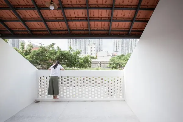 Tile-Roof-House-Ngoi-nha-mai-ngoi-hoai-co-giua-do-thi-hien-dai-02