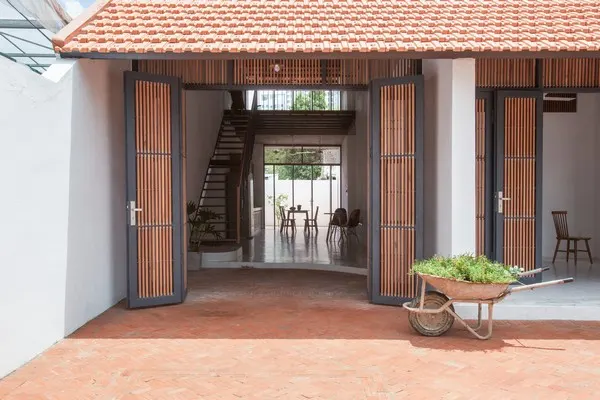 Tile-Roof-House-Ngoi-nha-mai-ngoi-hoai-co-giua-do-thi-hien-dai-03c