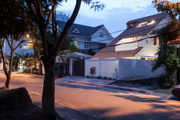 Tile-Roof-House-Ngoi-nha-mai-ngoi-hoai-co-giua-do-thi-hien-dai-05