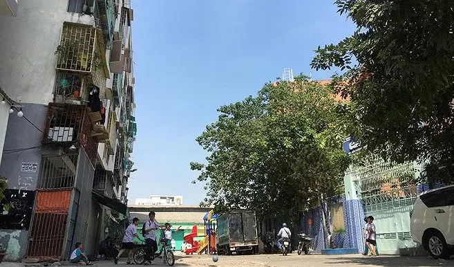 Chung cư nghiêng nửa mét, hàng trăm người vội vã di chuyển trong đêm