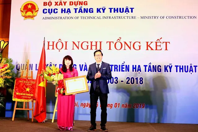 Thứ trưởng Nguyễn Đình Toàn trao Huân chương Lao động Hạng III cho Cục trưởng Mai Thị Liên Hương