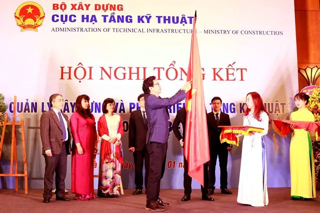 Thừa ủy quyền của Chủ tịch nước, Thứ trưởng Nguyễn Đình Toàn trao Huân chương Lao động Hạng III cho Cục Hạ tầng kỹ thuật