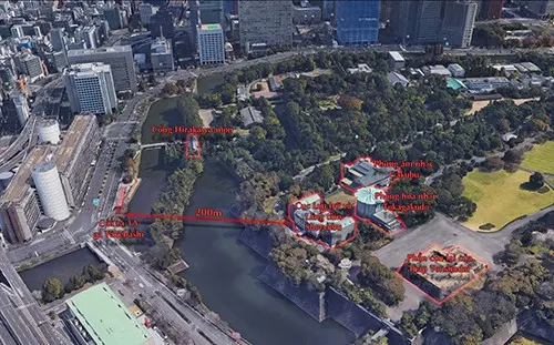 Ga ngầm Takebashi nằm bên dưới hào Kokyo-Gaien là lớp bảo vệ vòng ngoài Hoàng cung Tokyo