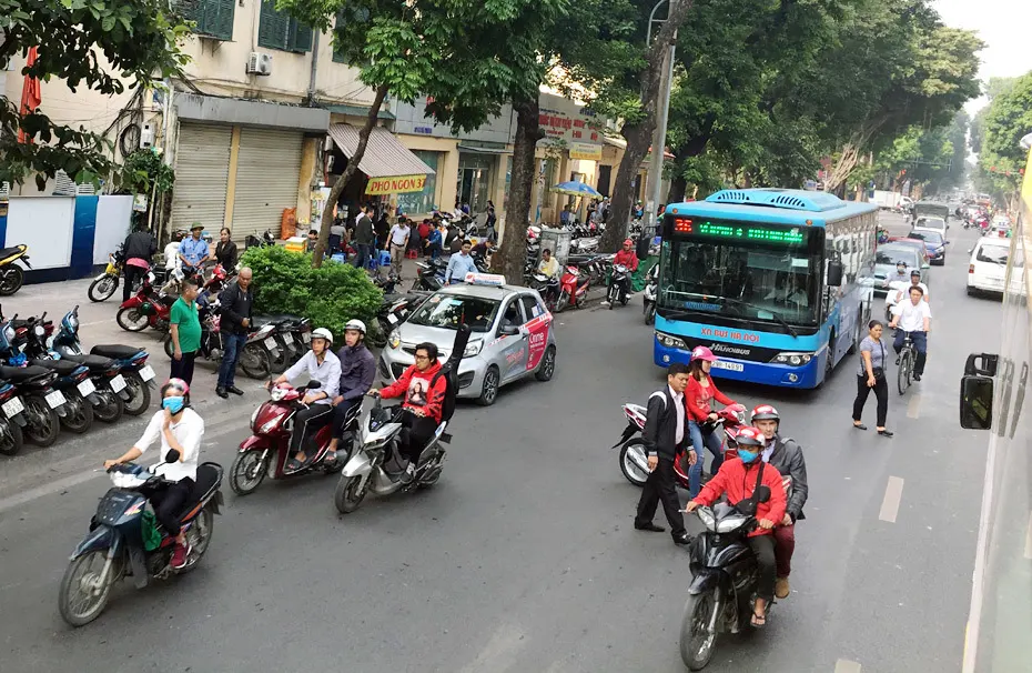 Đó là chưa kể xe máy và các phương tiện giao thông khác (ảnh Ngọc Hà)