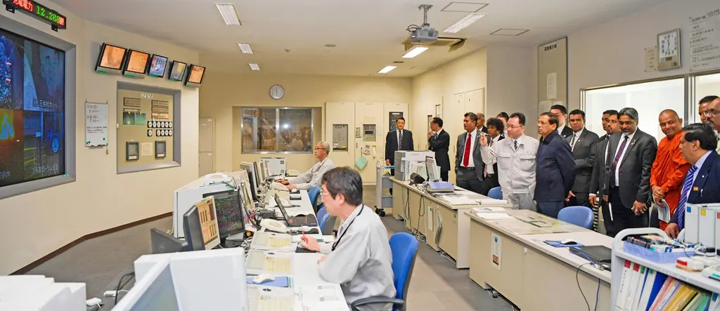 Các kỹ sư giám sát hoạt động của các lò đốt. (Ảnh: Japantimes.co.jp)