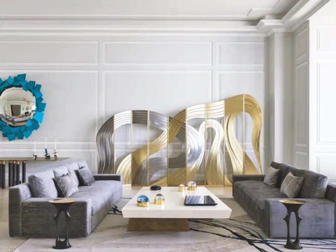 Điểm nhấn của căn phòng là bức trang trí trên tường nghệ thuật khiến không gian sinh hoạt chung đầy cảm hứng