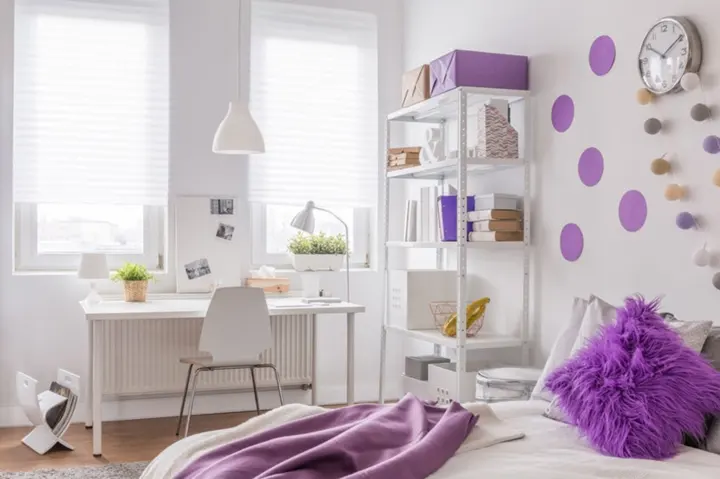 Màu tím: Sắc tím lẩn khuất trong ghế sofa, gối ôm, chuông gió giúp ngôi nhà thêm thanh lịch và lãng mạn