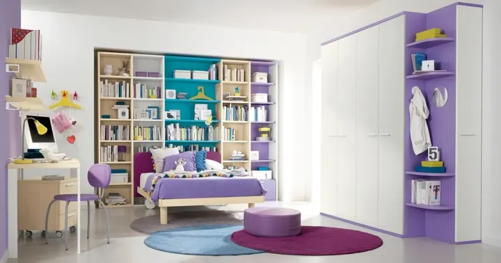 Phòng ngủ có có giá để sách được gắn liền với chiếc giường ngủ xinh xắn