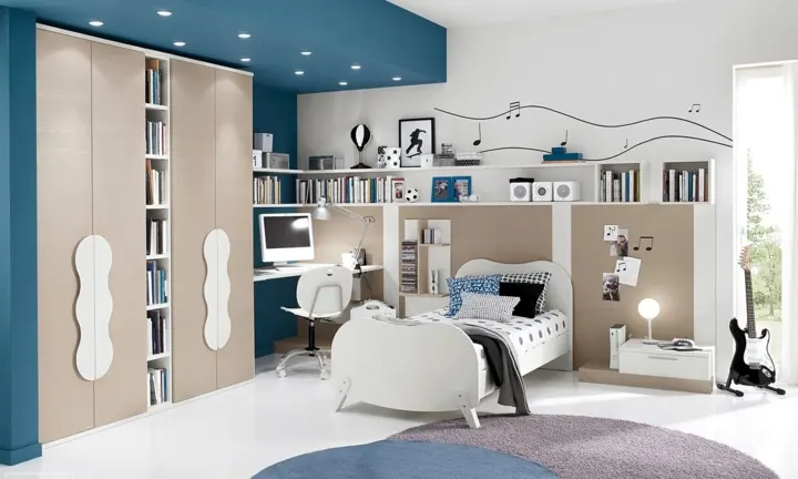 Màu trắng chủ đạo trong căn phòng được nhấn với gam màu xanh dương giúp không gian thoáng đãng, sạch sẽ