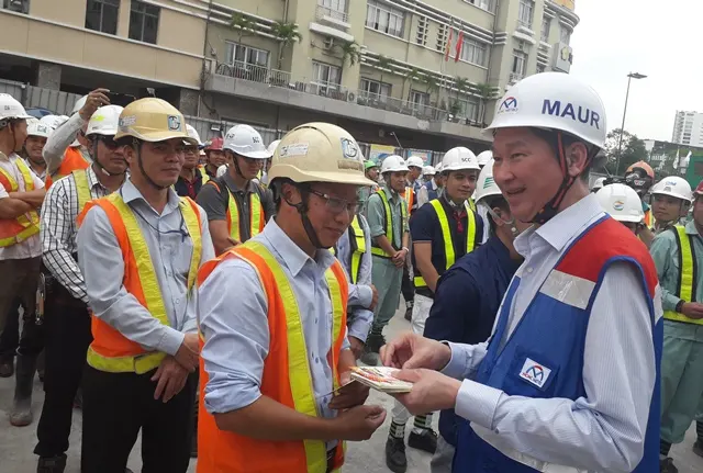 ... và lì xì đầu năm cho anh em công nhân. Ảnh: H.V