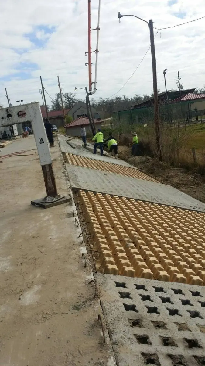Bê tông trồng cỏ không chỉ áp dụng trên bề mặt bằng phẳng mà còn có thể dùng cho những bề mặt nghiêng, dốc như bờ kè…