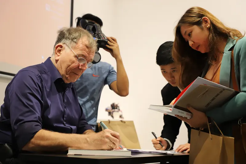 GS Jan Gehl giao lưu, ký sách cho bạn đọc Việt Nam