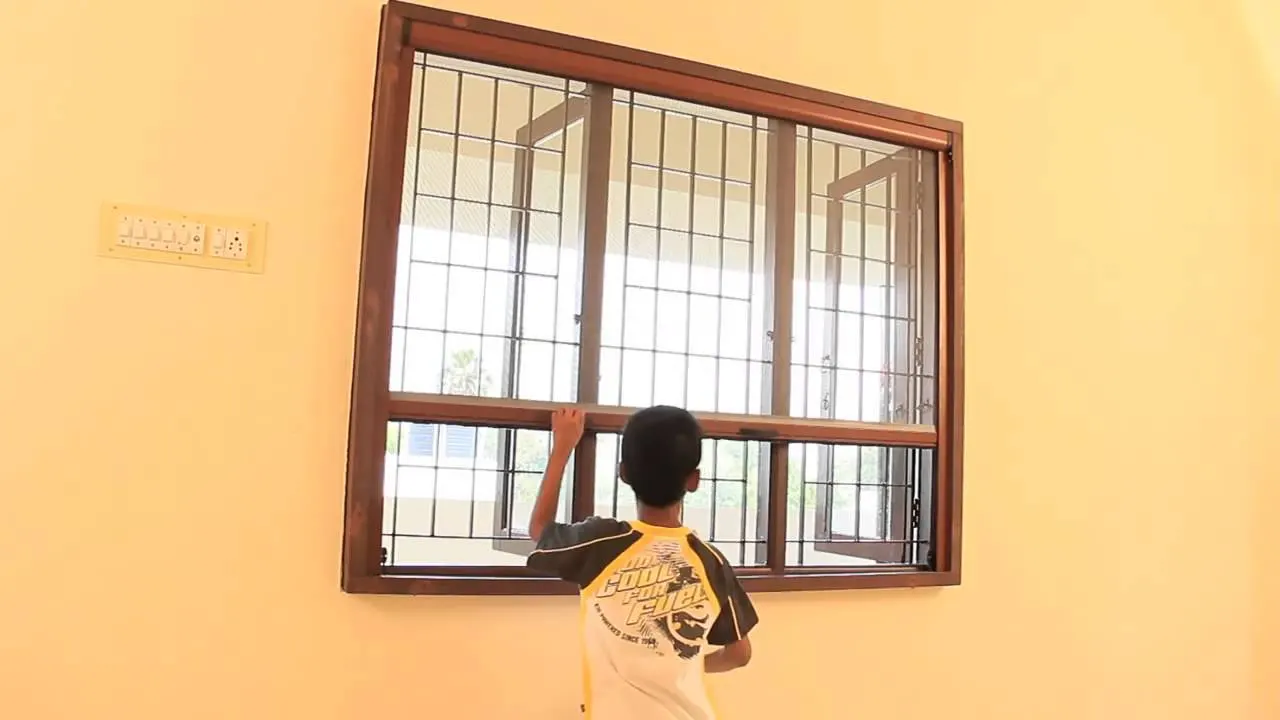 Cửa lưới chống muỗi tự cuốn linh hoạt và được nhiều gia đình lựa chọn sử dụng