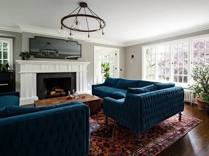 Nếu phòng khách nhà bạn là nơi tập trung của mọi người, bạn sẽ cần một chiếc sofa lớn và thoải mái. Một chiếc sofa liền với tấm đệm dài sẽ là lựa chọn phù hợp để mọi người cùng nhau quây quần.