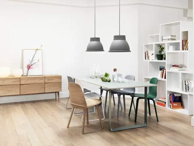 Bàn ăn kiểu công nghiệp hài hòa với cách trang trí phòng ăn hiện đại