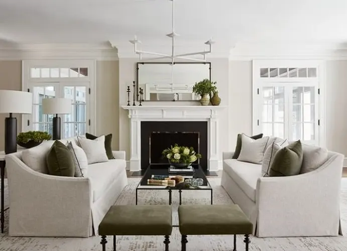 Lựa chọn đúng kích cỡ sẽ biến bộ sofa thành điểm nhấn hoàn hảo cho căn phòng. Nếu căn phòng nhỏ và thiếu không gian, bạn hãy chọn mua một chiếc ghế sofa tay vịn thấp hoặc không có tay. Nó sẽ giúp căn phòng của bạn trông rộng hơn.