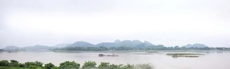 Bờ đê phía Tây Thanh Hóa nhìn về dãy Hàm Rồng. Ảnh: TL