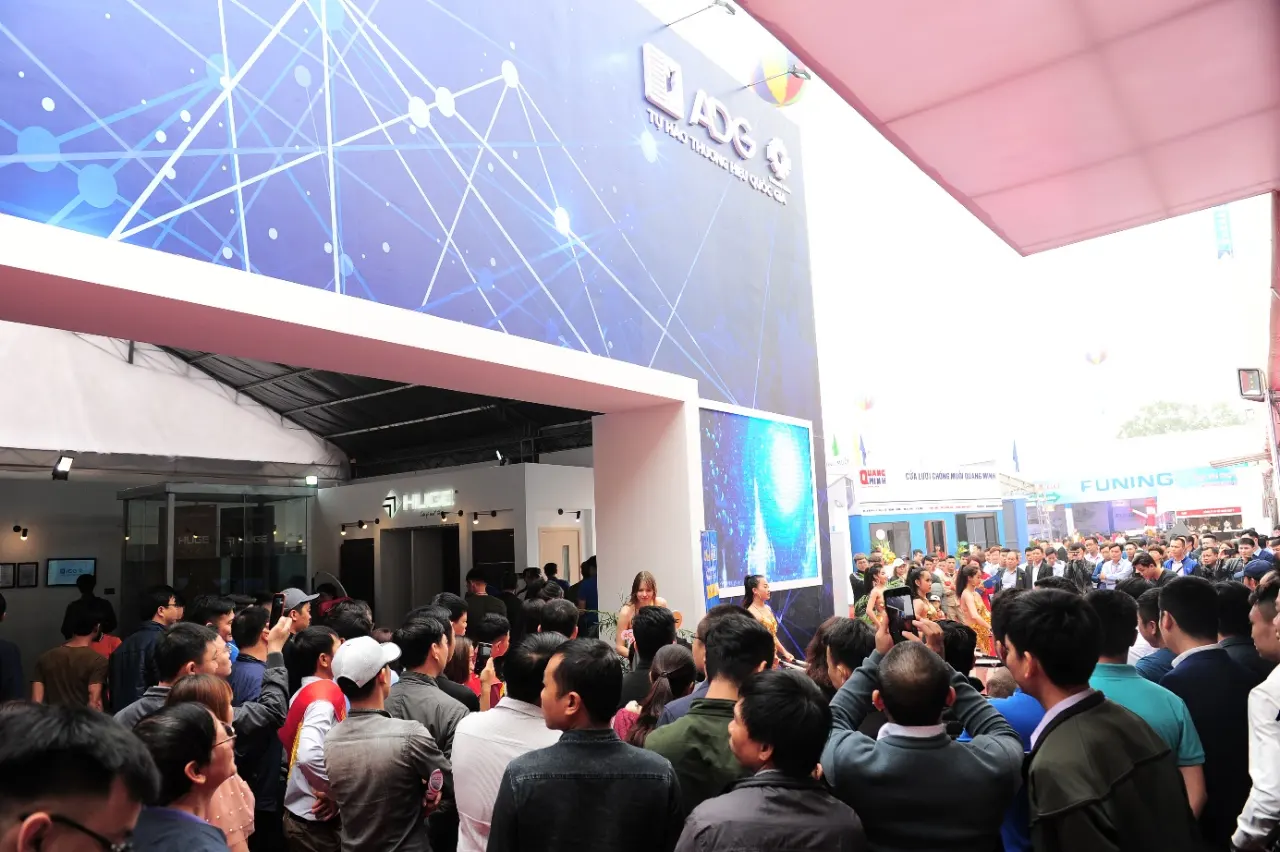 Ngay trong ngày đầu khai mạc, khu trưng bày của Austdoor đã đón hàng ngàn lượt khách đến tham quan