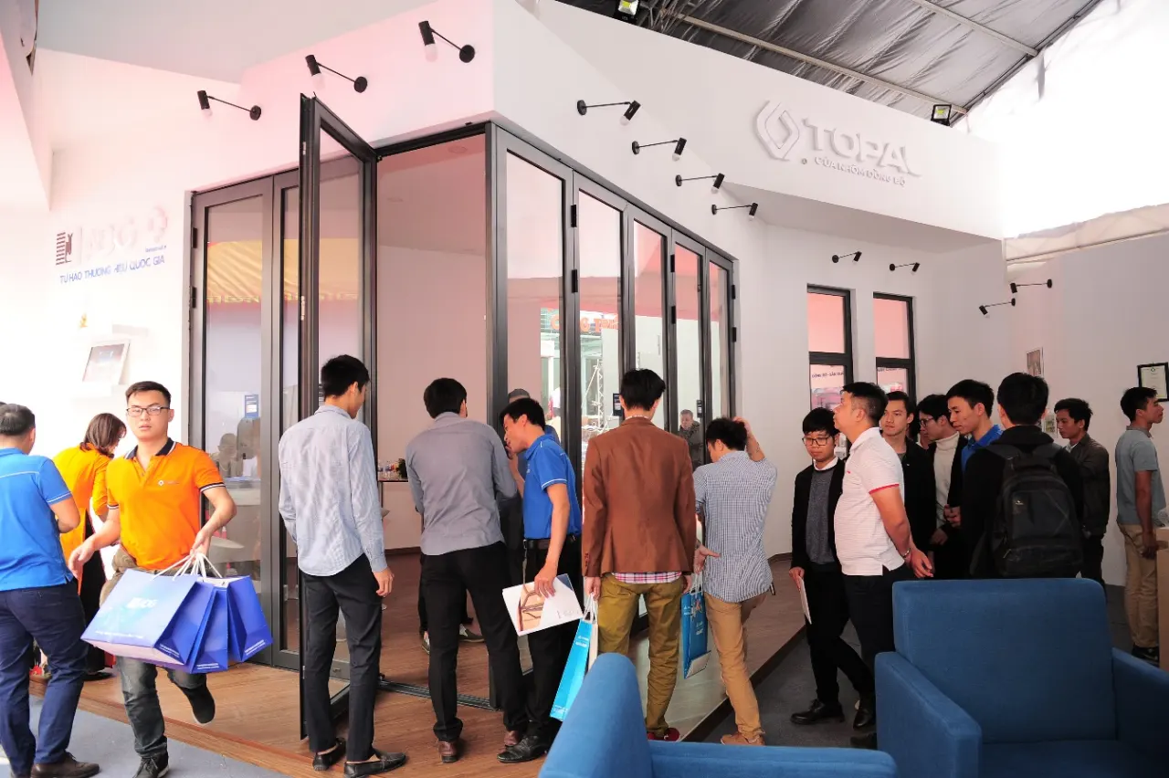 Các loại cửa nhôm đồng bộ độc đáo: Cửa gấp trượt góc, Cửa quay lật, Cửa quay hất Topal Prima thu hút khách tham quan tìm hiểu