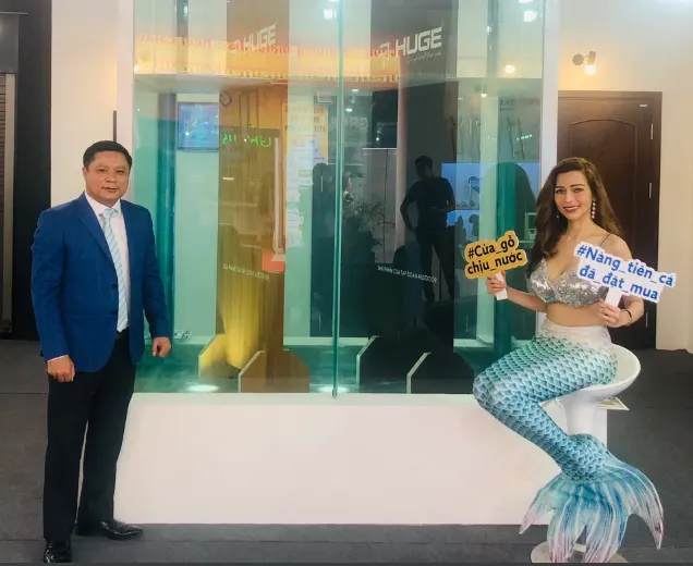 Khách hàng hào hứng với Cửa gỗ chịu nước - sản phẩm nổi bật của thương hiệu Huge