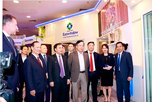 Các đại biểu thăm quan các gian hàng tại Triển lãm