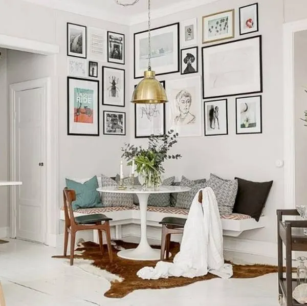 Ghế liền tường hoàn toàn có thể kết hợp với bàn tròn.