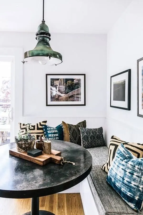 Bên cạnh ghế sofa truyền thống, ghế liền tường cũng được nhiều chủ nhà lựa chọn để bố trí trong không gian phòng khách khiêm tốn.