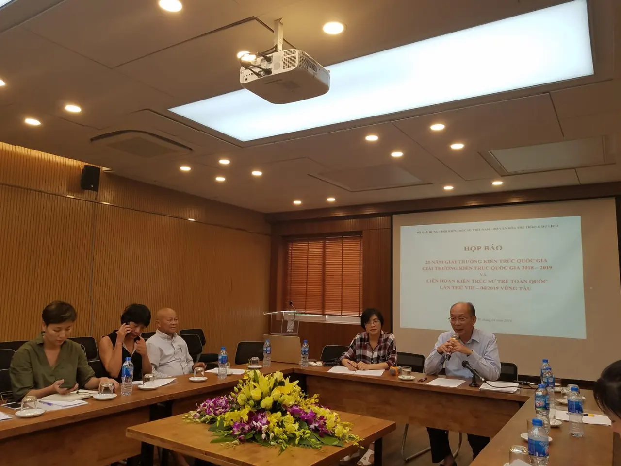 GS.TS.KTS Nguyễn Quốc Thông chủ trì họp báo