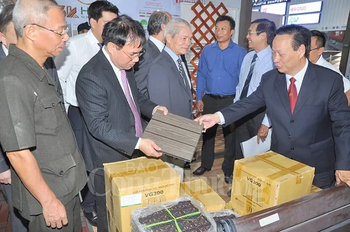 Các đại biểu tham quan gian hàng trưng bày, giới thiệu sản phẩm tại Triển lãm Vietbuild 2019