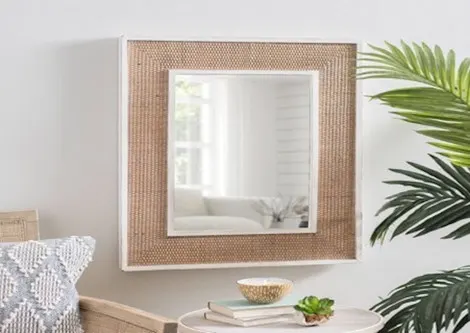 Đặt gương nhỏ trên tường để phản chiếu lại đồ ăn thức uống, mang ý nghĩa bữa ăn dồi dào, sự sung túc của gia đình