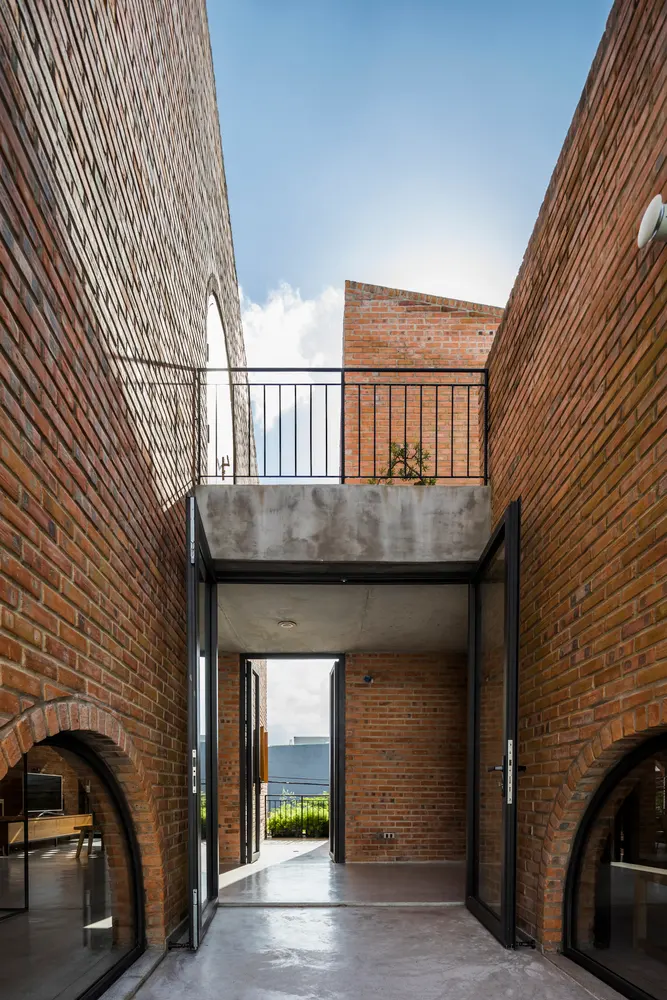 Cuckoo-house-thay-the-buc-tuong-bang-khong-gian-dem-10