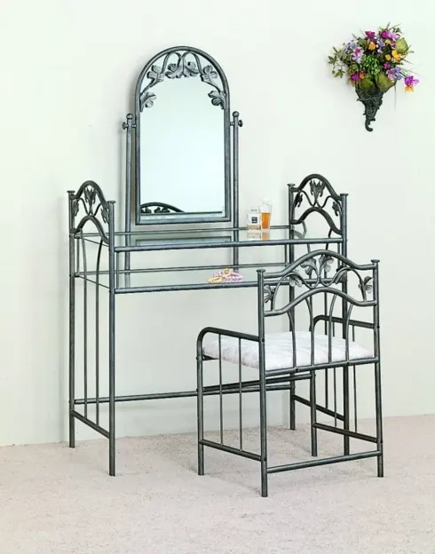 Bộ bàn ghế bằng kim loại vừa hiện đại vừa cổ kính