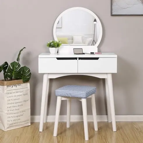 Bàn, ghế trang điểm nhỏ gọn, sạch sẽ và ngăn nắp