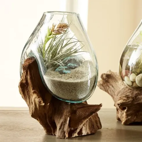 Bình hoa tạo dáng hình trái tim đặt trên một kệ bằng gỗ