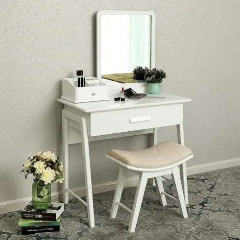 Một chiếc bàn trang điểm chắc chắn phù hợp với bất kỳ kiểu trang trí nào với lớp sơn hoàn thiện màu trắng