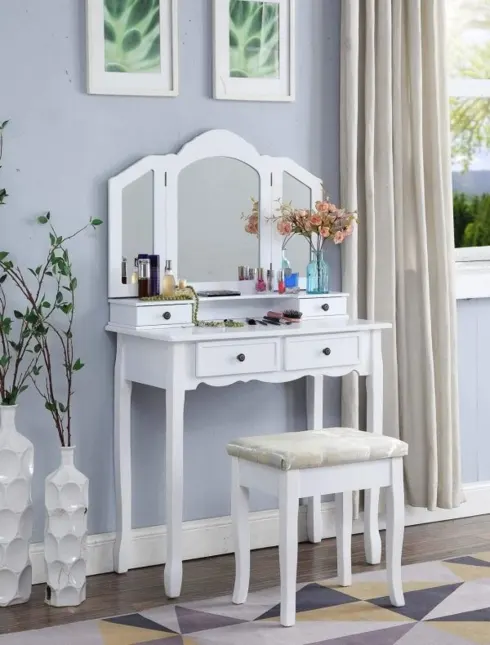 Bàn trang điểm theo phong cách truyền thống với 3 tấm gương đặt ở trên
