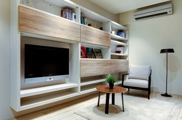 Quay trở lại phòng khách với một góc đọc sách thư giãn ngay cạnh kệ tivi và bàn trà