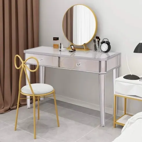 Viền gương và ghế có cùng màu sắc