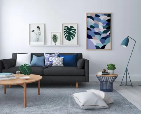 Những bức tranh và một số đồ vật có màu xanh đã tạo nên sự yên tĩnh cho căn phòng có đồ vật được sắp xếp đơn giản