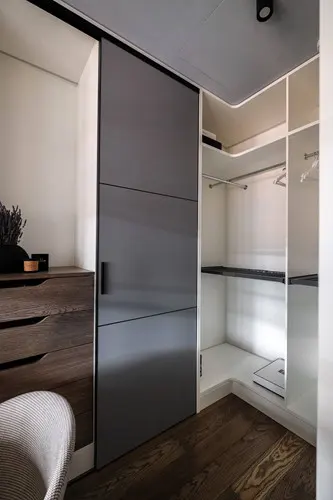 Tủ quần áo đặt ngay sau không gian làm việc