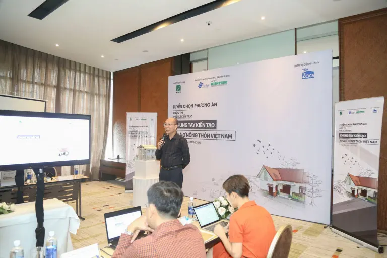 GS. TS. KTS Nguyễn Quốc Thông phát biểu khai mạc và thống nhất quy chế làm việc của Hội đồng