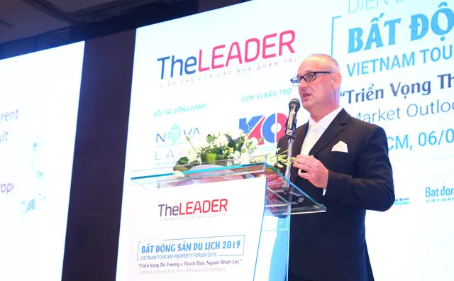 ong-kai-marcus-schroter-tong-giam-doc-hospitality-tourism-management-15546015503721981308703