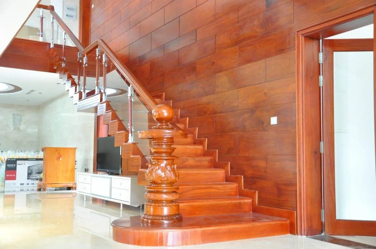 Sơn giả gỗ ứng dụng bề mặt tường cầu thang